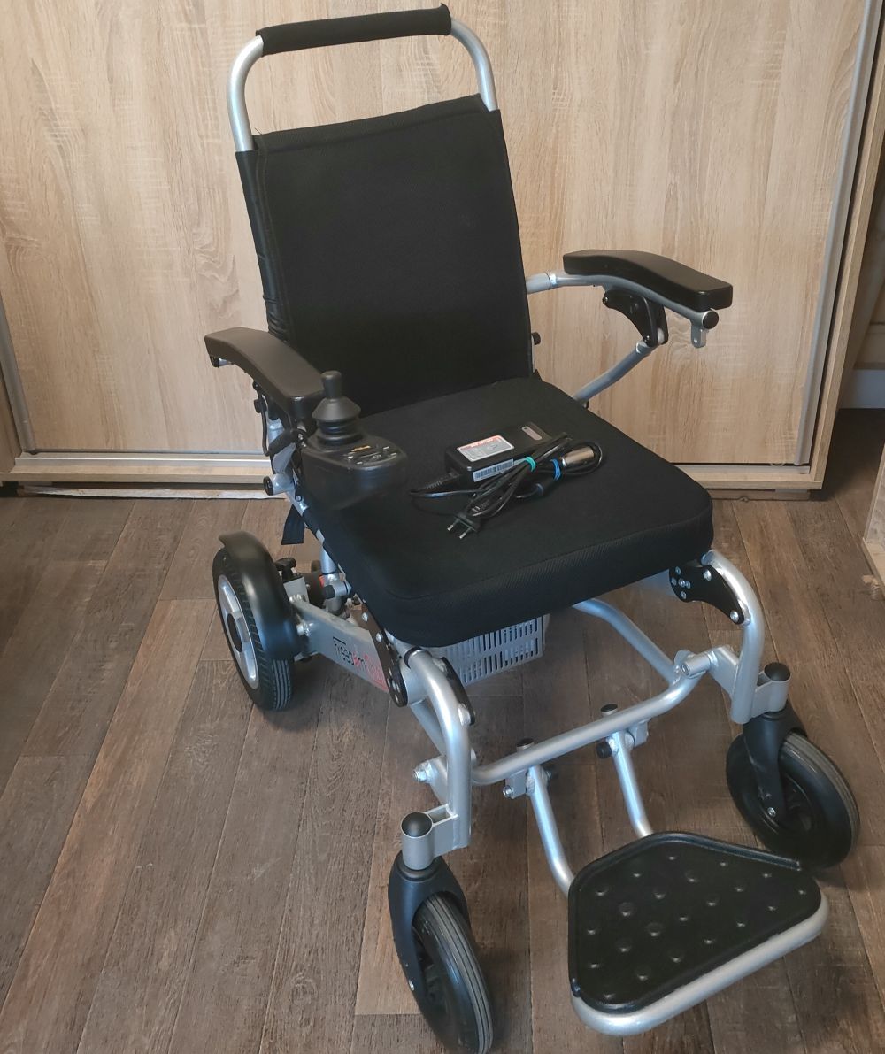 Składany elektryczny wózek inwalidzki